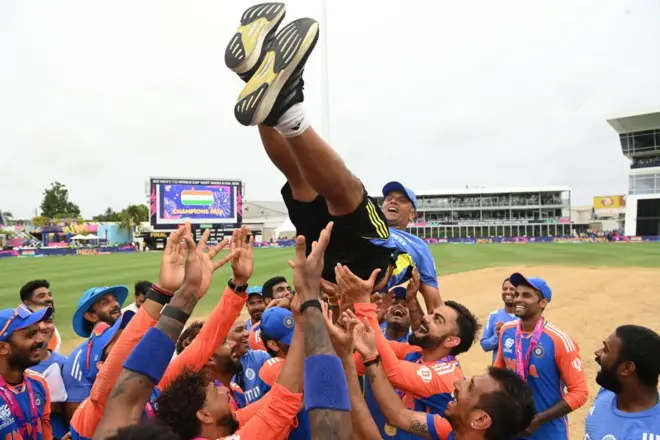 రాహుల్ ద్రావిడ్‌ను ఎత్తుకుని గాల్లోకి విసిరిన ఆటగాళ్లు