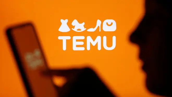 一人正在用手机浏览Temu的剪影