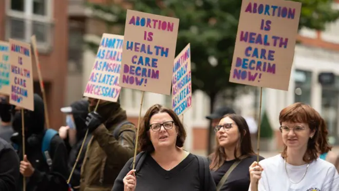 نشطاء حقوق الإجهاض خارج مركز إيمانويل حيث تجمع المتظاهرون المؤيدون للحياة في 7 سبتمبر/أيلول 2024 في لندن، إنجلترا.