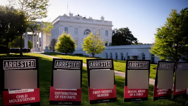 posteri imigranata ispred bele kuce