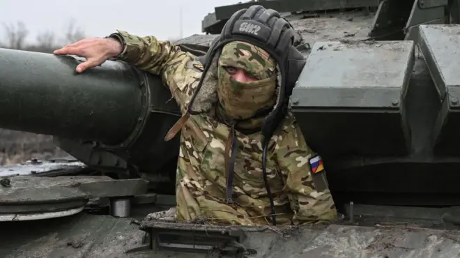 Un soldat russe regarde à l'extérieur d'un char. Photo : Décembre 2024