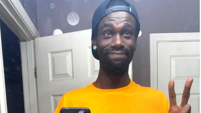 Mr Nichols dey take selfie