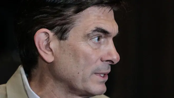 Rodrigo Paz de perfil.