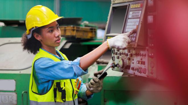 mulher trabalhandoblaze ggindústria