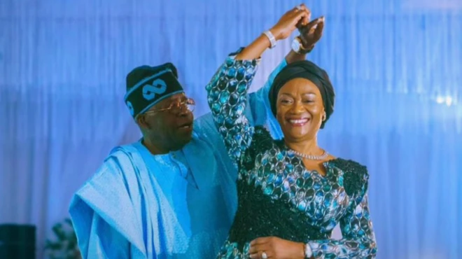 Aarẹ Bola Tinubu ati iyawo rẹ Oluremi Tinubu gbe ọwọ ara wọn soke