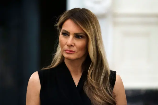 Melania Trump podczas kolacji dla liderów AI w Białym Domu. Ma czarną bluzkę bez rękawów i dłudie włosy.