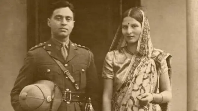 విక్రమ్ ఖణోల్కర్, సావిత్రిబాయి