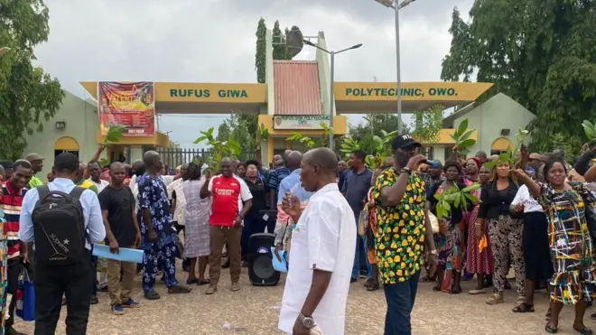 Awọn oṣiṣẹ naa lasiko ifẹhonuhan wọn