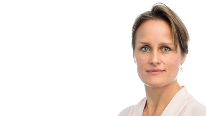 Фронтальный портрет Блейз Метревели. Она смотрит в камеру на белом фоне.