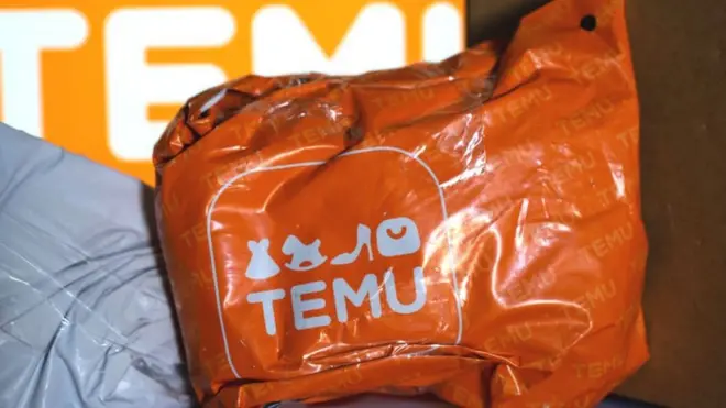 Üzerinde Temu yazan ve pazar yerinin logosu olan bir paket.