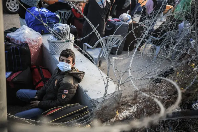 ගාසා හා ඊජිප්තුව අතර පිහිටි රෆා දේශසීමාව සති කිහිපයකට පසු නොවැම්බර් 1 වැනිදා පළමු වරට විවෘත විය.