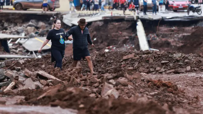 Pessoas andamapostas e prognosticosmeio à destruiçãoapostas e prognosticosRoca Sales, Rio Grande do Sul