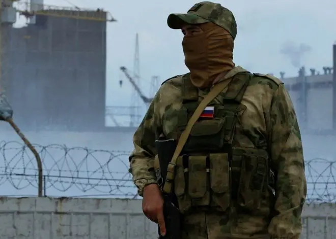 Un soldat russe en faction.