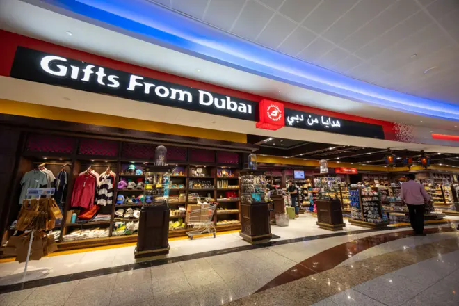 ඩුබායි, එක්සත් අරාබි එමීර් රාජ්යය - 2025 අප්රේල් 6: ඩුබායි ජාත්යන්තර ගුවන්තොටුපළේ තීරුබදු රහිත සාප්පුවක්