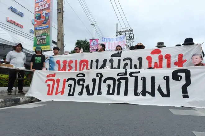 မြန်မာက သတ္တုတူးဖော်ရေးလုပ်ငန်းတွေကြောင့် မြစ်တွေညစ်ညမ်းမှုတာဝန်ခံမှုရှိစေရေး ချင်းမိုင်မြို့၊​ တရုတ်ကောင်စစ်ဝန်ရုံးကို ဇူလိုင် ၆ ရက်တုန်းက ချီတက်ဆန္ဒထုတ်ဖော်ခဲ့တဲ့ ထိုင်းနိုင်ငံသားတွေ
