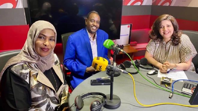 صورة للمذيعة مع الضيوف