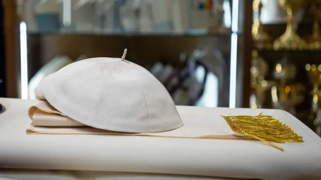 Пояс и дзукетто (повседневный головной убор) папы римского