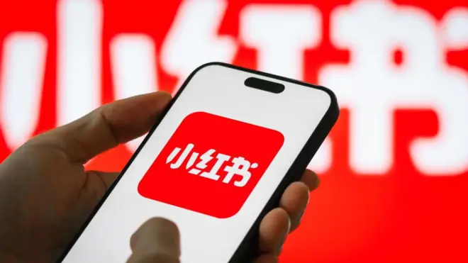 一台手机显示小红书应用程式