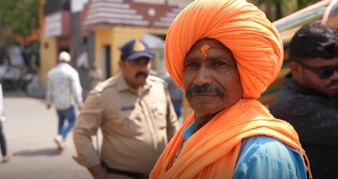 धार में पहुँचे हिंदू श्रद्धालु