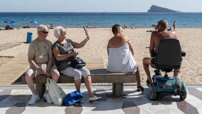 Brytyjscy turyści na plaży w Benidormie.