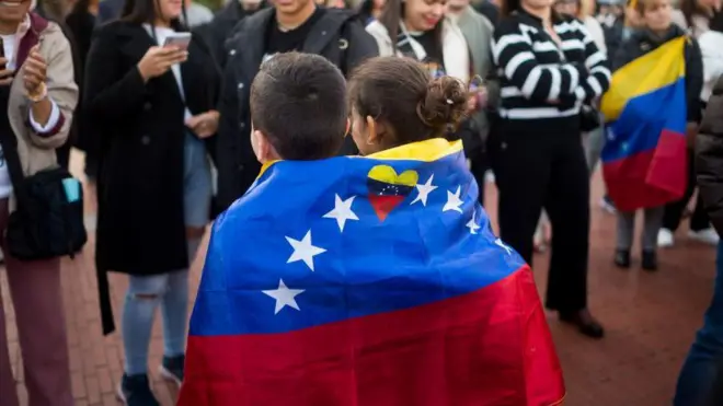 Niños con la bandera de Venezuela