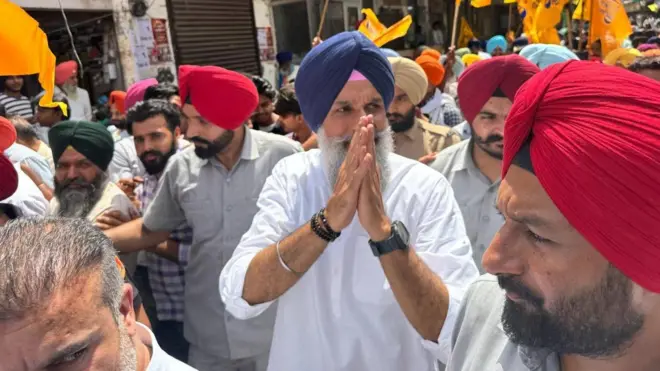 ਬਿਕਰਮ ਸਿੰਘ ਮਜੀਠੀਆ ਆਪਣੇ ਹਲਕੇ ਵਿੱਚ ਜਾਂਦੇ ਹੋਏ