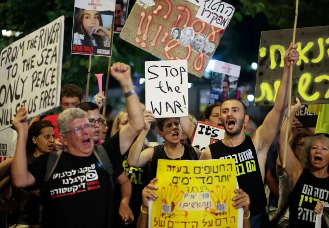 متظاهرون في تل أبيب يطالبون بوقف الحرب في غزة 