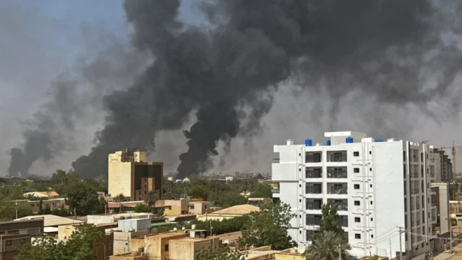 16 Nisan 2023: Hartum'da bazı binalardan dumanlar yükseliyorSmoke billows above residential buildings in Khartoum on 16 April, 2023