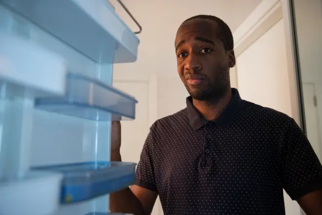 Un homme ouvre un frigo vide