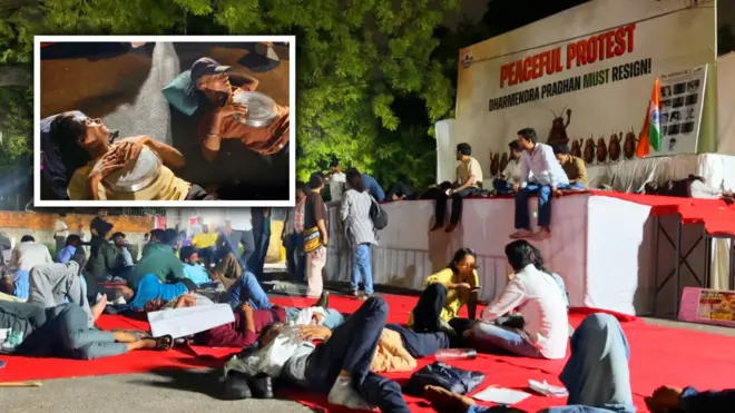 दिल्लीतील जंतर-मंतरवर सुरू असलेल्या कॉक्रोच जनता पार्टीच्या आंदोलनाचं मध्यरात्रीचं चित्र काहीसं असं होतं. खरं तर, हे आंदोलन शनिवारी (20 जून) दुपारी एक वाजता सुरू झालं. पोलिसांनी या आंदोलनाला सायंकाळी पाच वाजेपर्यंतच वेळ दिली होती.
पण दुपारी सुरू झालेलं हे आंदोलन मध्यरात्रीही सुरूच होतं. 