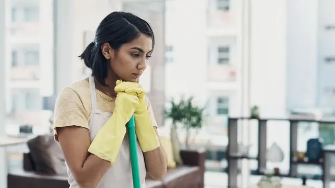 काम करणारी महिला 