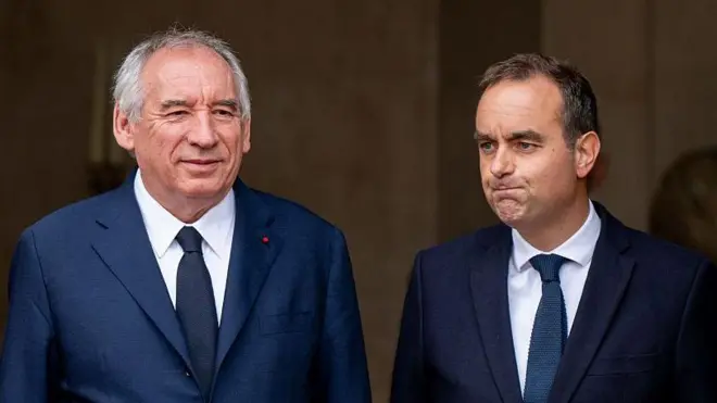 Франсуа Байру и Себастьян Лекорню стоят рядом в темно-синих костюмах