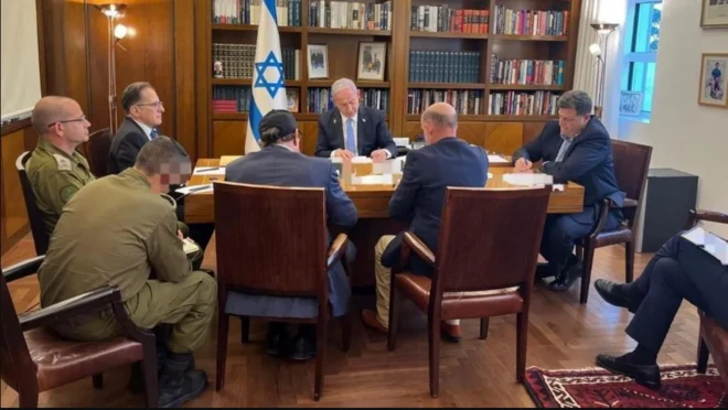 Ra'iisul wasaaraha Israa'iil Benjamin Netanyahu iyo lataliyayaashiisa ayaa la sawiray mar ay Arbacadii la hadlayeen madaxweyne Biden
