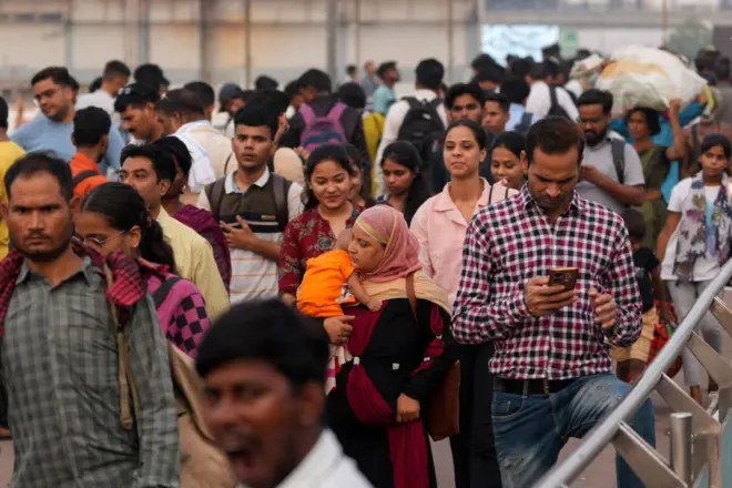 Une foule dans les rues de Delhi