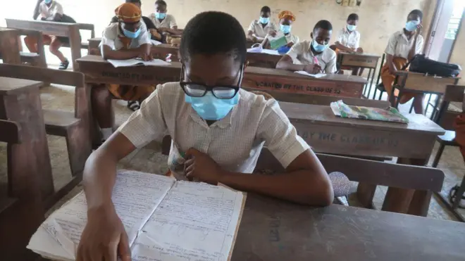 Awọn akẹkọọ ninu kilaasi lkan niluu Eko ti wọn lo iboju