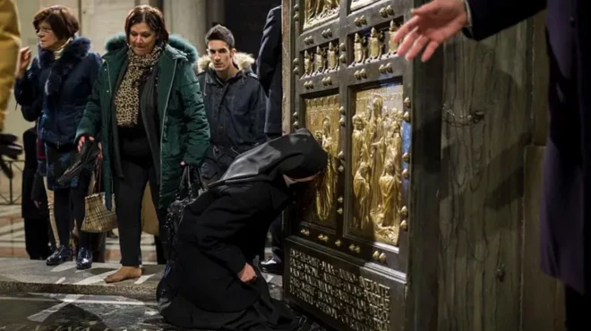 در مقدس کلیسای سن پیتر شب کریسمس بر روی زائران باز شد 