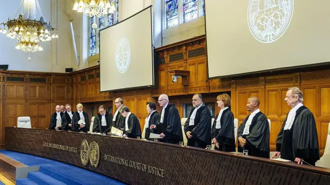 صورة لقضاة محكمة العدل الدولية يقفون قبيل النطق بالحكم في قضية السودان ضد الإمارات.