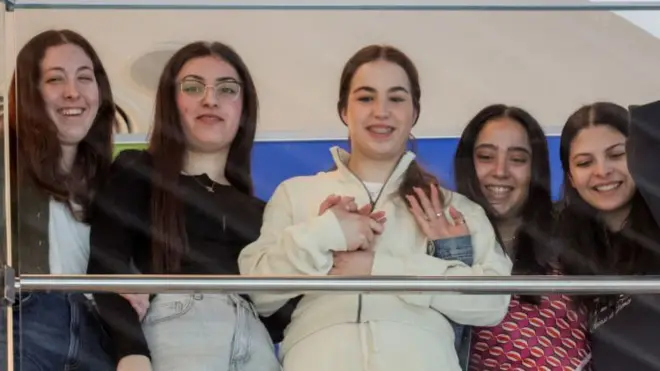 हमास की क़ैद से रिहा पांच महिला बंधक