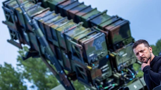 Президент України Зеленський на тлі зенітно-ракетного комплексу "Патріот" під час військових навчань у Німеччині - в 2024 році 