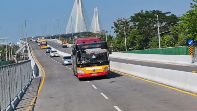ရန်ကုန်-ဒလတံတားပေါ် ဖြတ်သန်းမောင်းနှင်နေတဲ့ YBS ကား