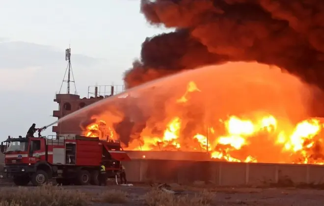 صورة مأخوذة من مقطع مصور نشره الحوثيون تظهر رجال إطفاء يحاولون إخماد حريق شب في منشأة للطاقة في أعقاب الغارات الجوية الإسرائيلية على مدينة الحُدَيدة في 29 سبتمبر/أيلول المنصرم