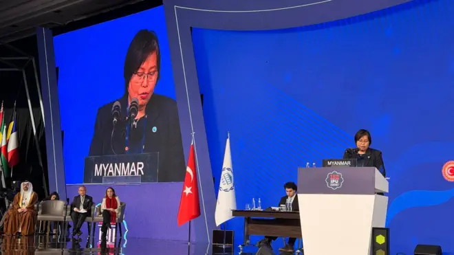 တူရကီ၊ နိုင်ငံတကာလွှတ်တော်များအဖွဲ့(IPU)ညီလာခံမှာ မိန့်ခွန်းပြောနေတဲ့ NUG ဝန်ကြီး ဒေါ်ဇင်မာအောင်