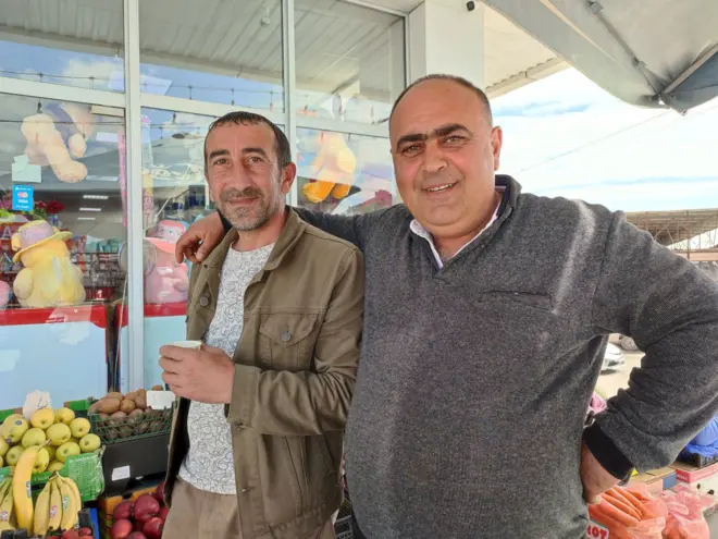 Şulaveri sakini Lyova (sağda) və azərbaycanlı dostu Bayram (solda)