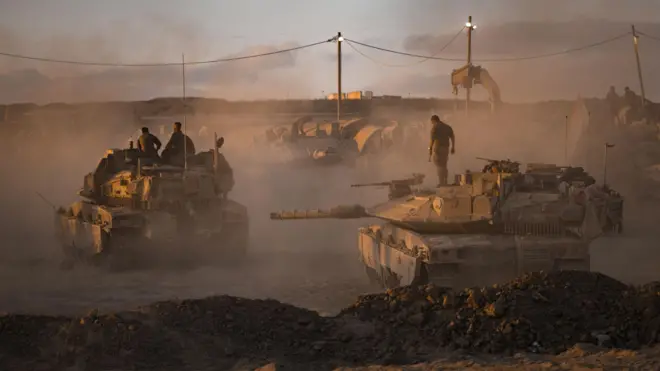 جنود إسرائيليون ودبابات في 18 أغسطس/آب 2025 بالقرب من الحدود الشمالية لقطاع غزة