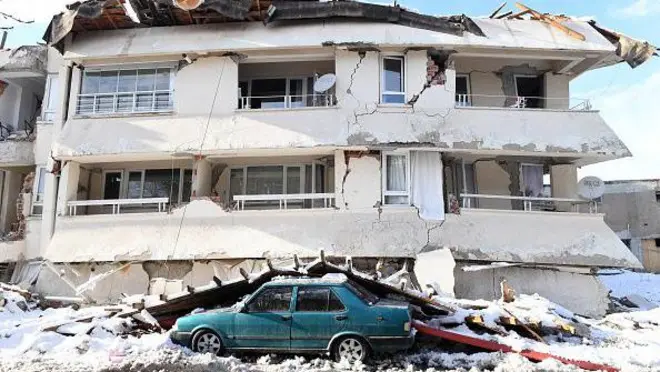 6 Şubat 2023 depremlerinin ardından Malatya'da yıkılmış bir bina. 