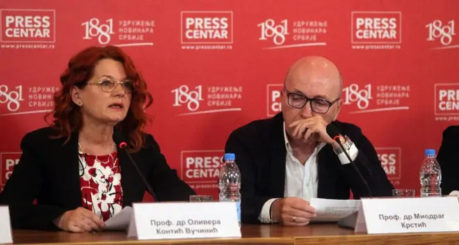 Група професора Медицинског факултета на конференцији за медије 18. маја у Београду