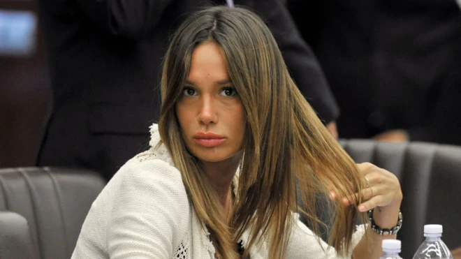 Nicole Minetti se toca el cabello mientras mira a la cámara.