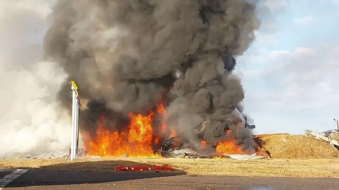29일 전남 무안국제공항에서 승객과 승무원 181명이 탑승한 여객기가 추락해 불길이 치솟고 있다. (사진 온라인 커뮤니티) 