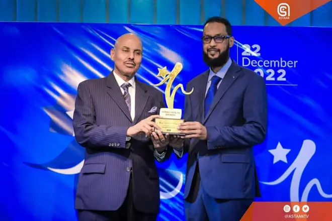 Dr Shaafici oo uu abaalmarinta guddoonsiiyay Dr Dufle