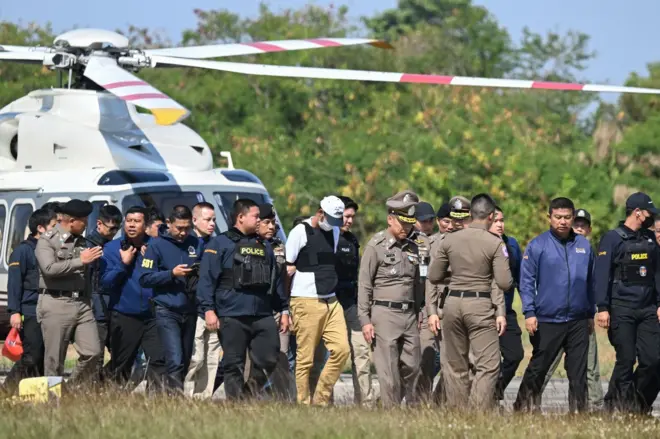 วันที่ 11 ม.ค. พล.ต.ท. สมประสงค์ เย็นท้วม ผู้ช่วยผู้บัญชาการตำรวจแห่งชาติ พร้อม พล.ต.ต.ธีรเดช ธรรมสุธีร์ ผู้บังคับการสืบสวนสอบสวน กองบัญชาการตำรวจนครบาล รับตัว นายเอกลักษณ์ แพน้อย จากจุดผ่านแดนถาวรบ้านคลองลึก อรัญประเทศ จ.สระแก้ว